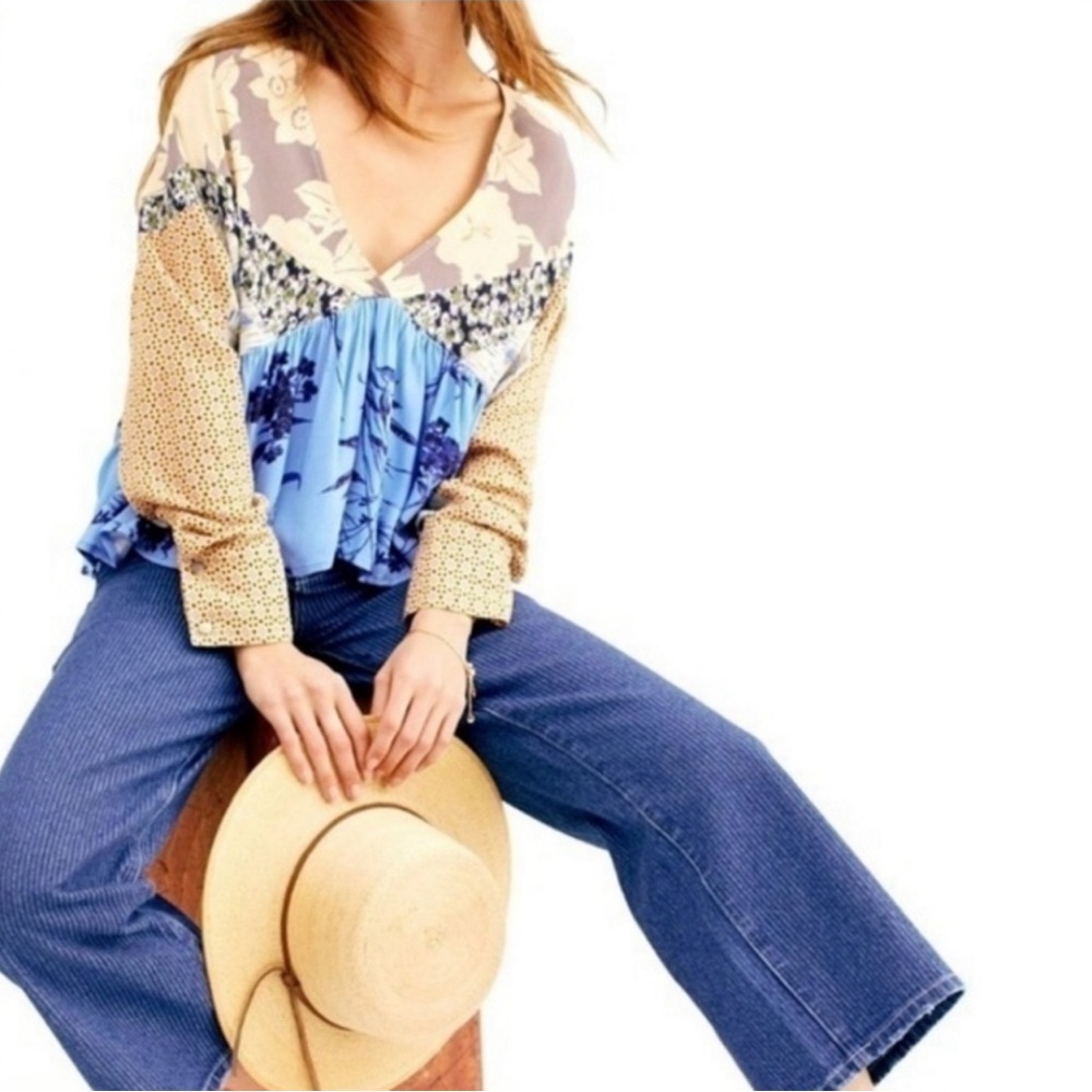 FREE PEOPLE ALOHA STATE OF MIND FLORAL CROPPED TOP.